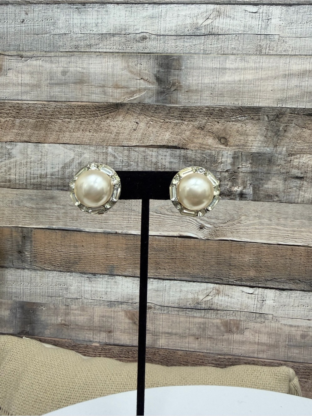 Vintage clip on earring w/ faux pearl and rhinestone OS